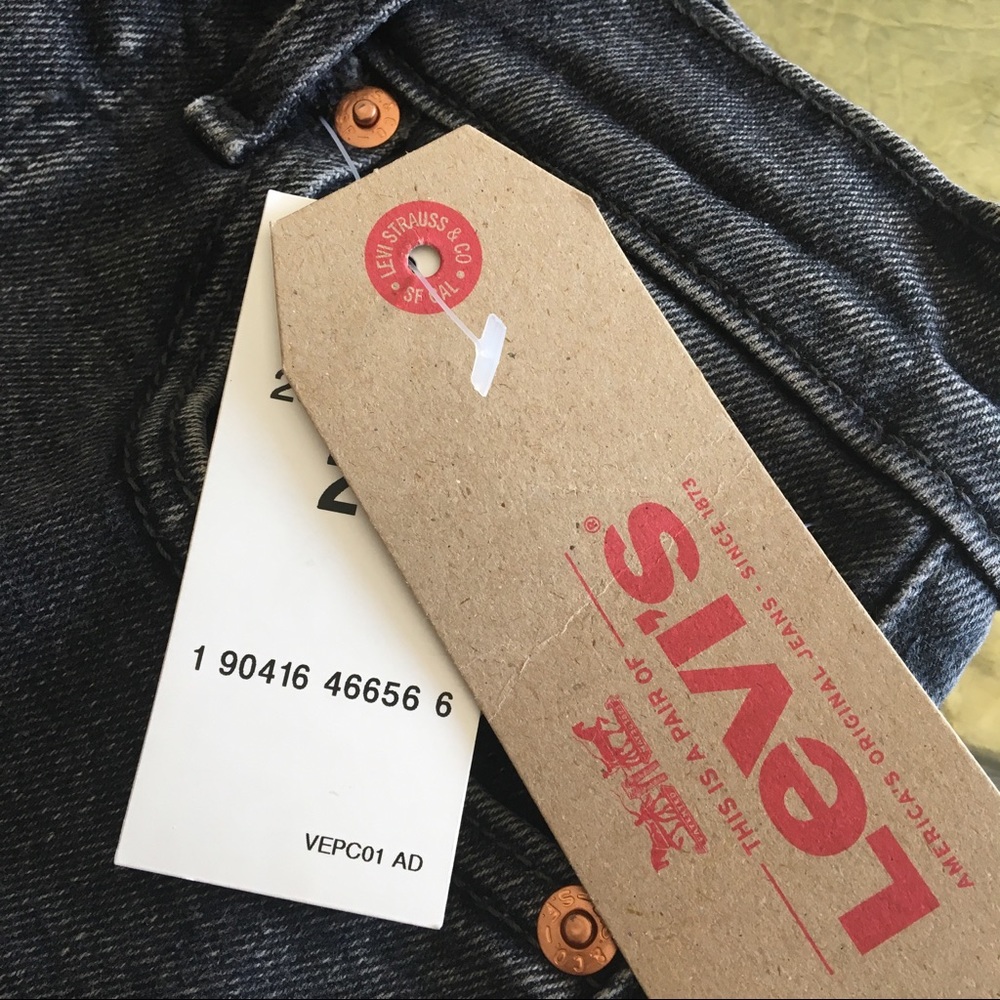 {New} Levi's high waisted vtg. looking shorts 24 - Picture 7 of 8
